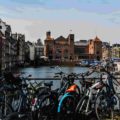 Amsterdam am Tag mit Fahrrädern im Vordergrund