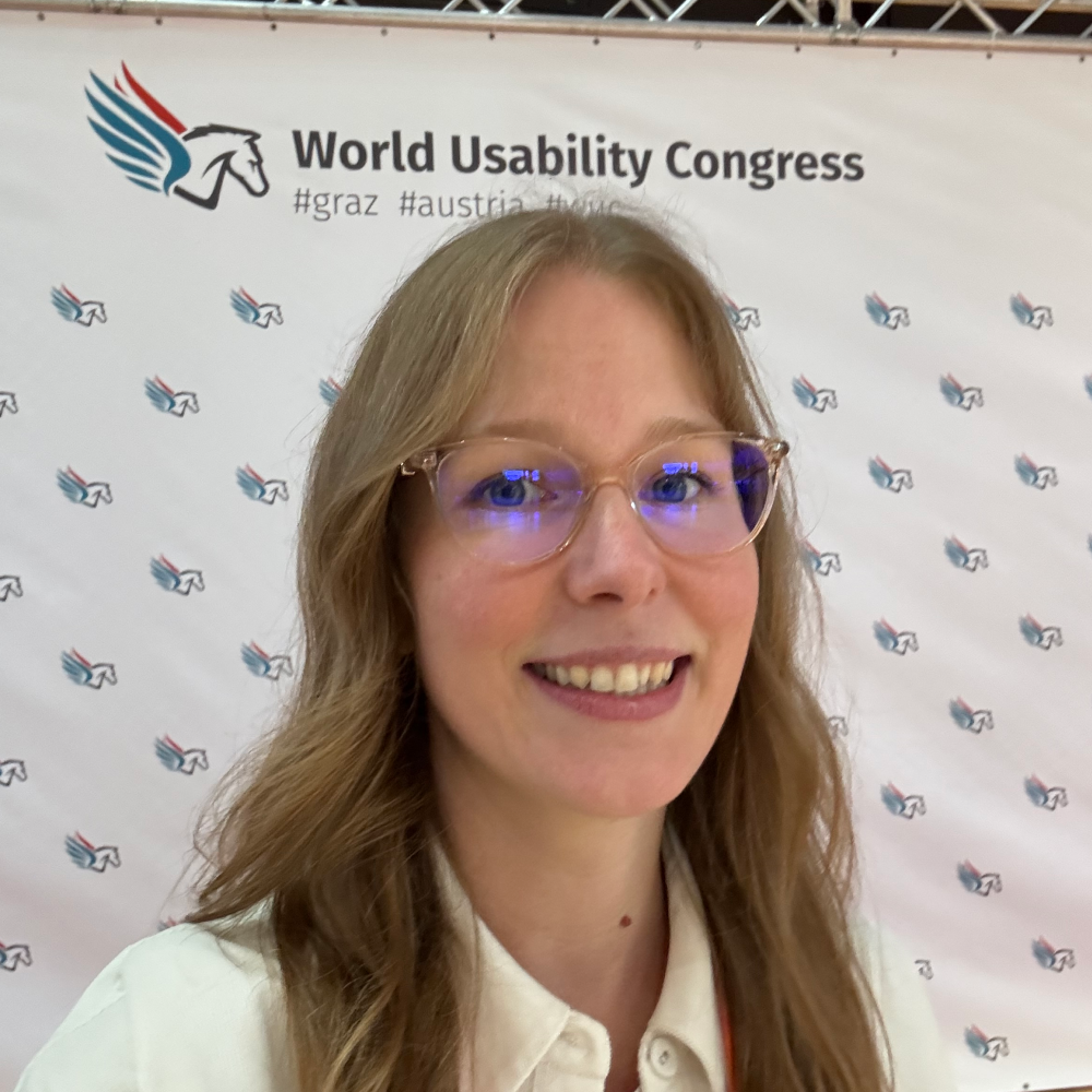 Bild von Hannah vor dem World Usability Congress Logo