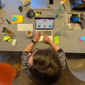 Team arbeitet an dem CRM mit Microsoft Lists