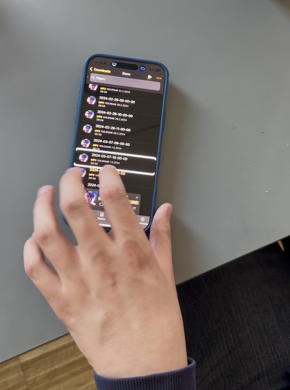 Aarons Hand bei der Benutzung einer App mit VoiceOver