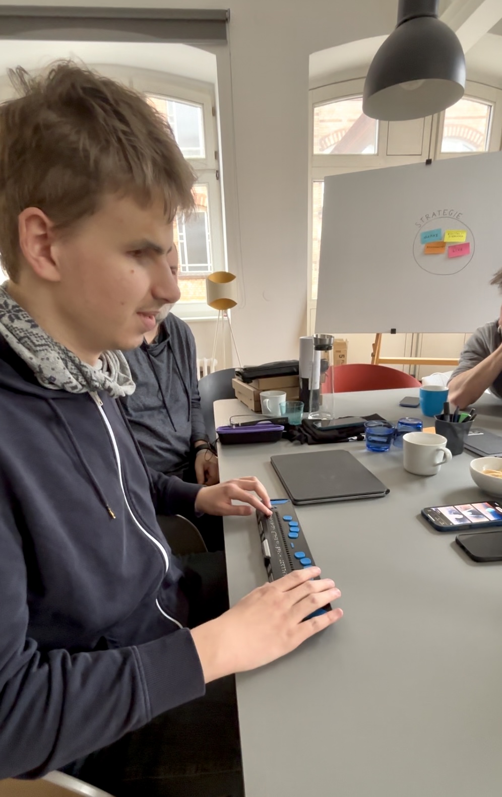 Aaron mit Braillezeile vor sich